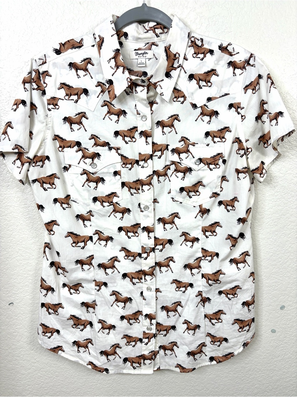 Wrangler Retro White Short-Sleeve Button-Down with Brown Horse Print Large